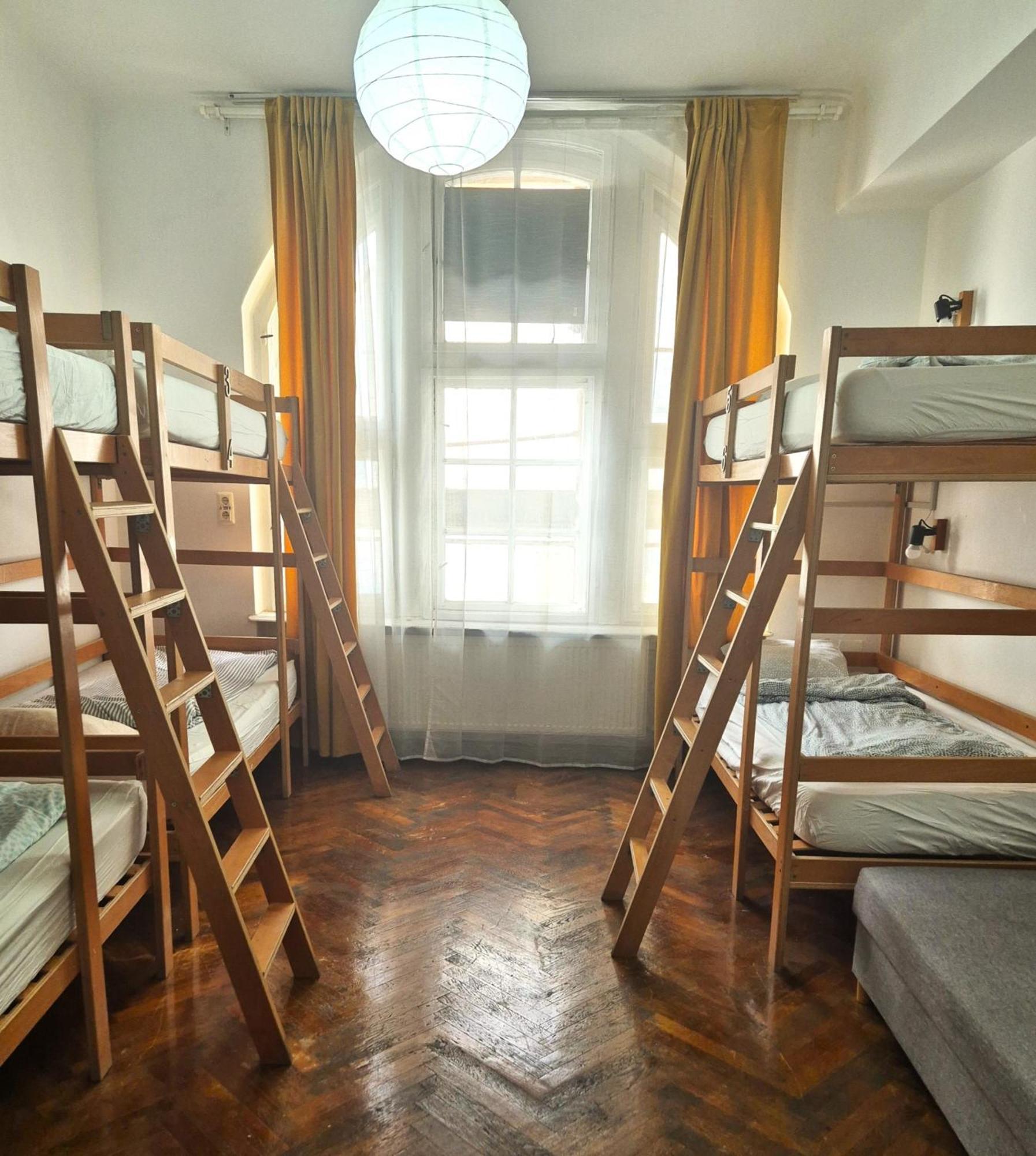 Łóżko w żeńskim pokoju wieloosobowym dla 6 osób