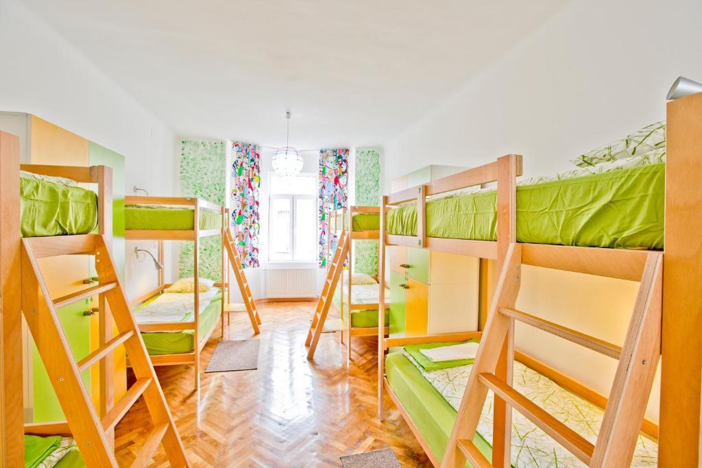 Łóżko w koedukacyjnym pokoju wieloosobowym dla 8 osób
